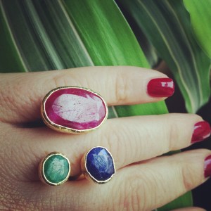 anello con rubino zaffiro e smeraldo